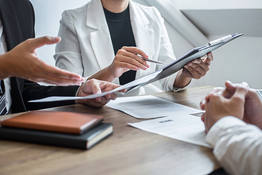 Employer,Or,Committee,Holding,Reading,A,Resume,With,Talking,During